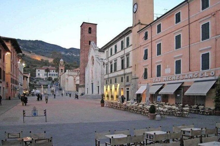 Cathedral Square Pietrasanta 4