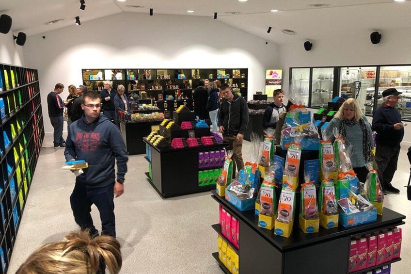 Een winkelinterieur met schappen en productpresentaties. 5