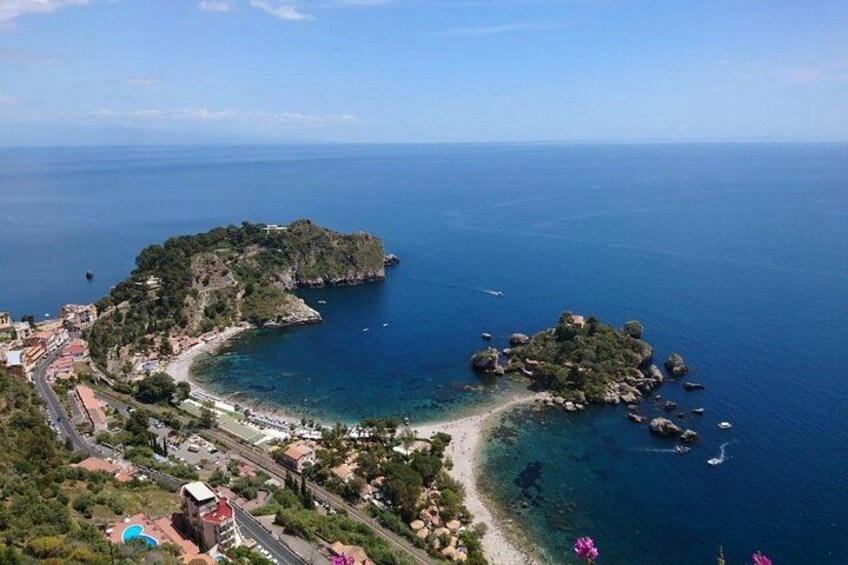 Vue aérienne d’une zone côtière avec une grande île, une plage et une route menant à l’île. 1