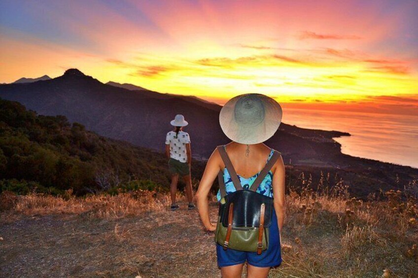 Dos personas caminando por un sendero de montaña al atardecer. 1