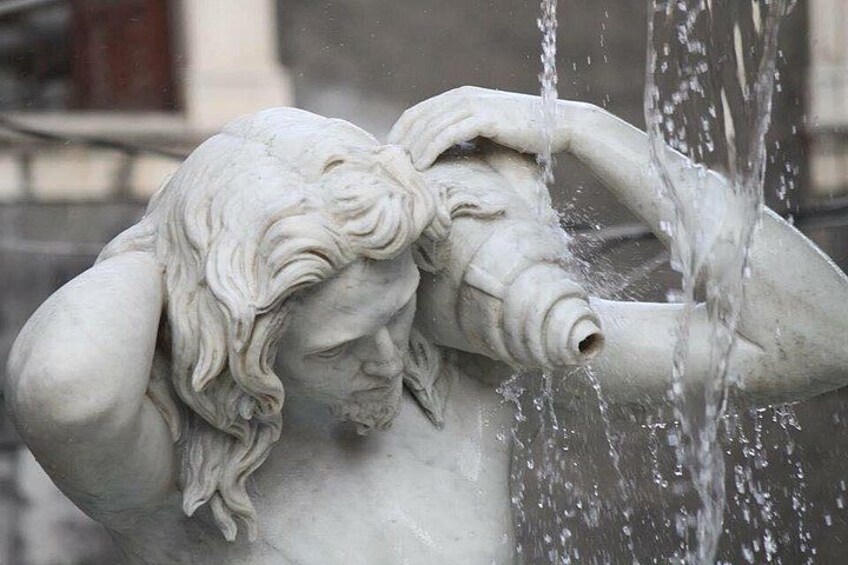 Una estatua de mármol de un hombre con agua fluyendo de su cabeza. 5