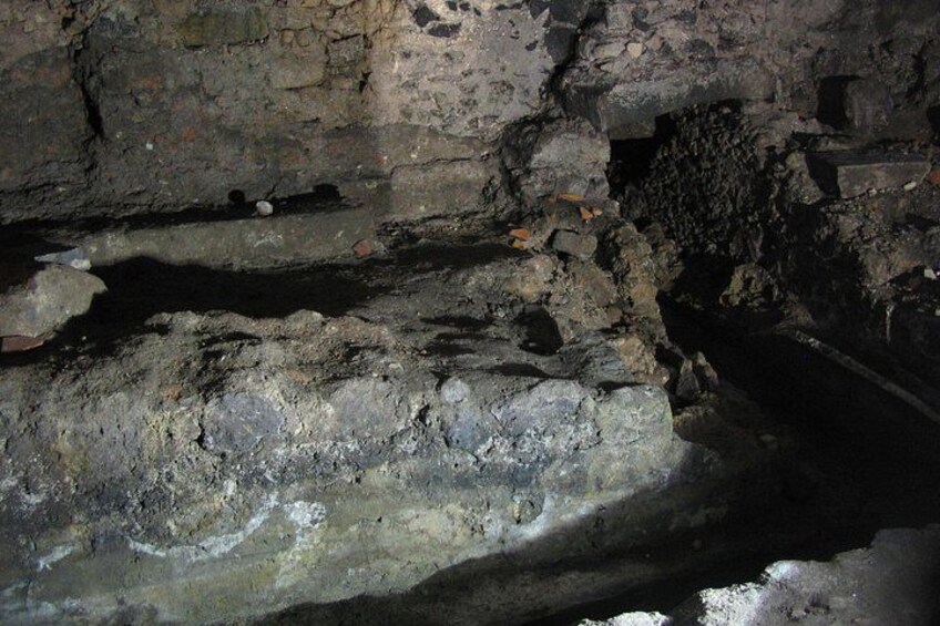 Interior de cueva con paredes de piedra rugosa y un estrecho pasaje. 4