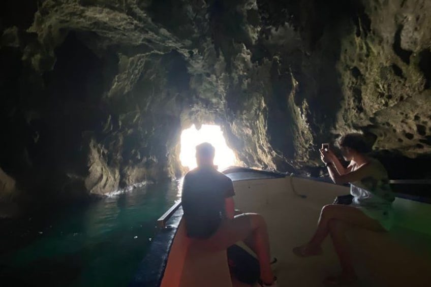 En grotta med en båt inuti. 2