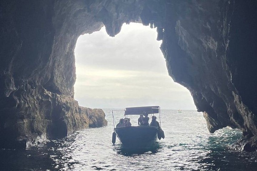 Boat tour of Ortigia Island and sea caves 4