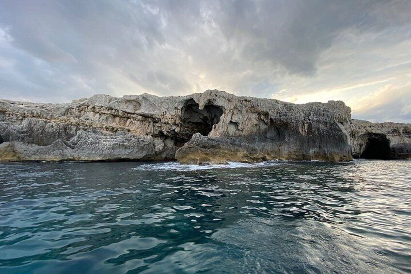 Boat tour of Ortigia Island and sea caves 2