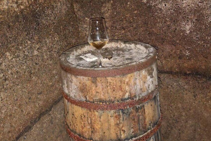 En rustik trätrumma med ett glas vin ovanpå. 5