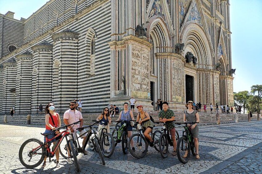 E-bike tour in Orvieto in small group: history, culture with lunch or dinner 1