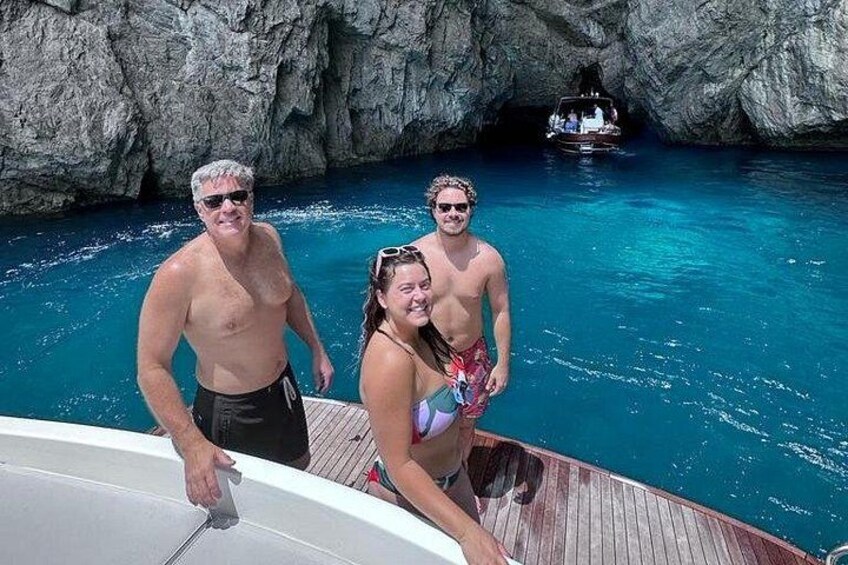 Una embarcación cerca de la entrada de una cueva rocosa con aguas azul cristalinas. 4
