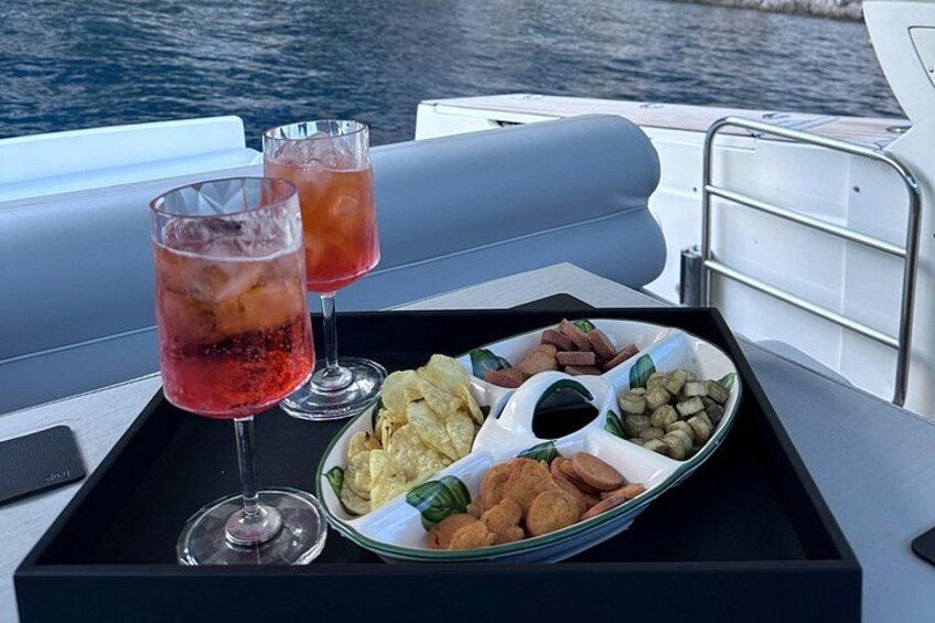 Una bandeja con aperitivos y bebidas en un barco. 2