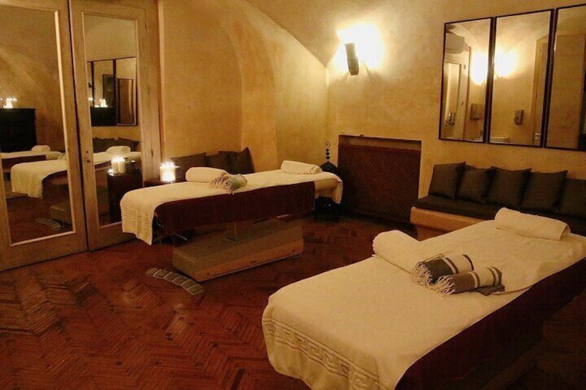 Una habitación acogedora con dos camas, un sofá y un espejo. 1