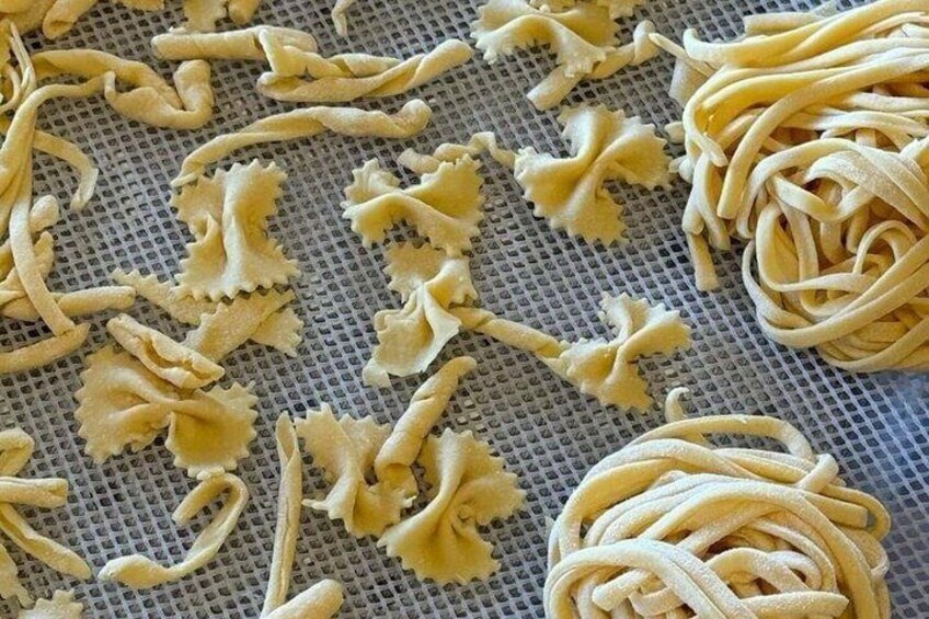 Des pâtes de différentes formes, disposées sur un étendoir. 3