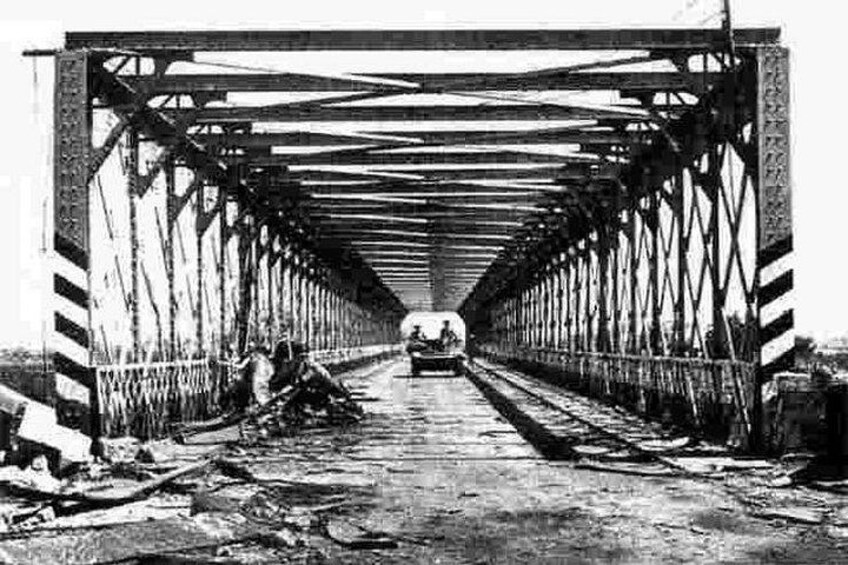 Un puente ferroviario con un tren a lo lejos. 1