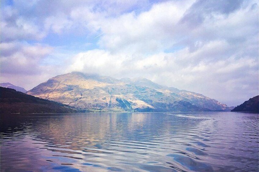 Ein ruhiger See mit Bergen im Hintergrund. 3