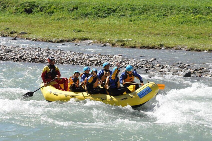 Un groupe de personnes à bord d’un radeau jaune naviguant sur une rivière. 2