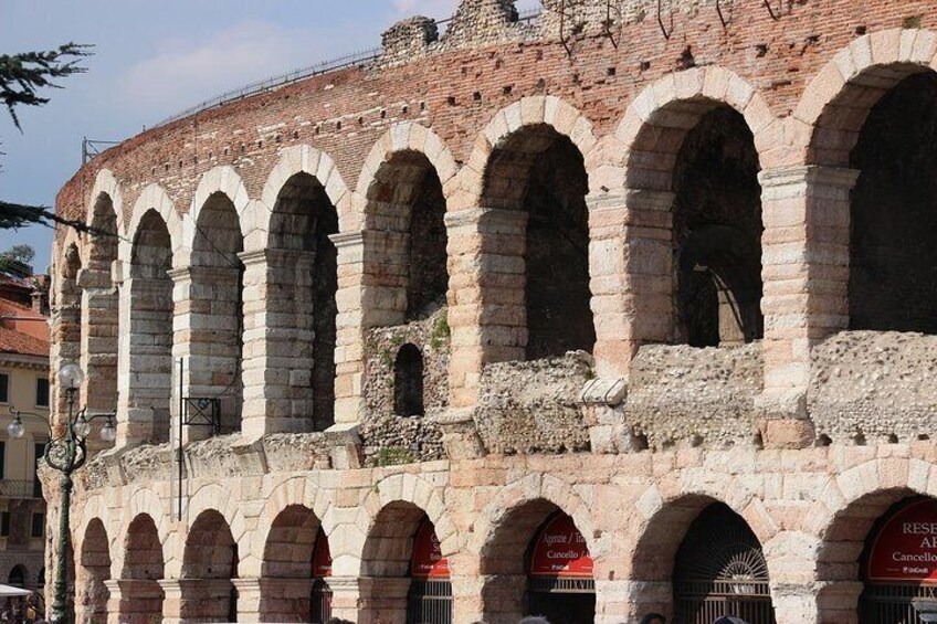 Skip the line tour: Verona Arena and Romeo & Juliet's house with a local Guide