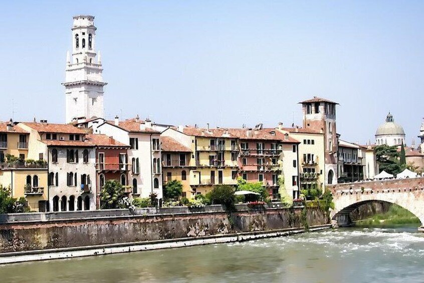 Skip the line tour: Verona Arena and Romeo & Juliet's house with a local Guide