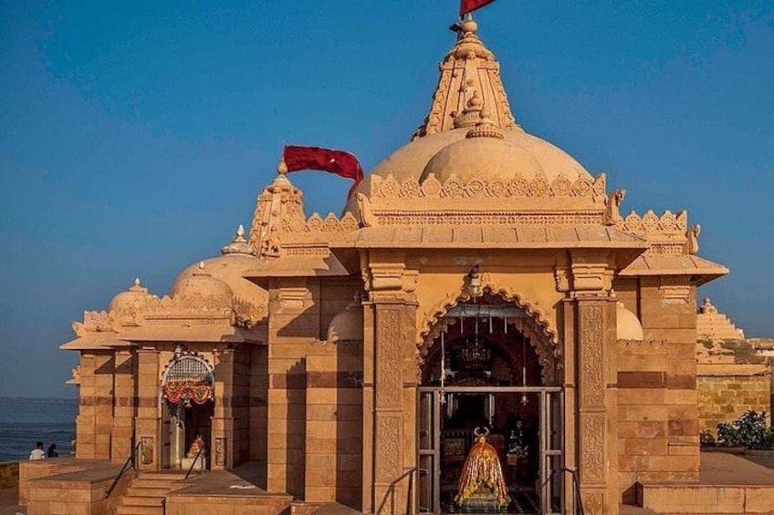 Un temple orné d’un drapeau rouge, de sculptures complexes et doté d’une grande entrée. 5