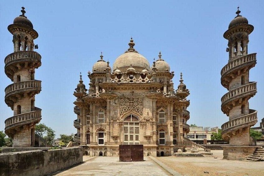 Sacred Sojourn: Junagarh & Somnath Temple Tour from Rajkot 4