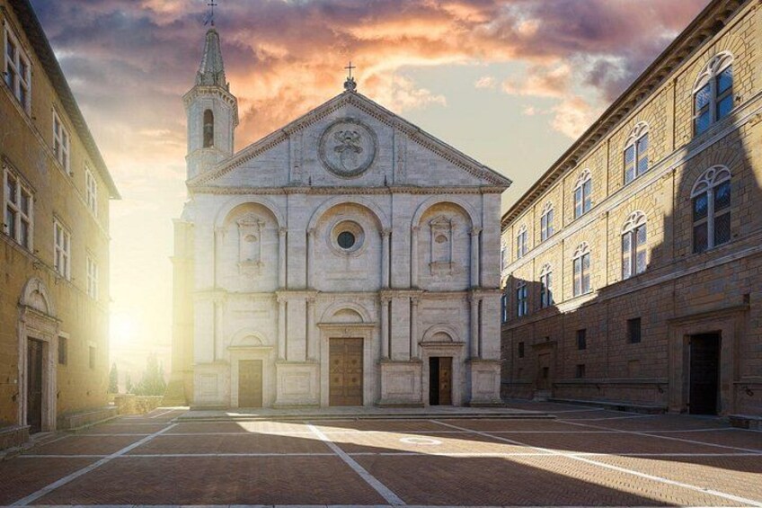 Una iglesia histórica con una torre de reloj, rodeada de arquitectura clásica. 4