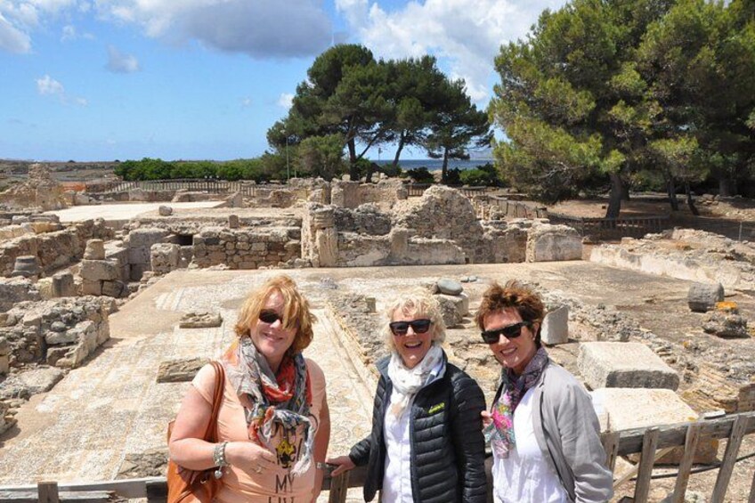 Een archeologische plek met ruïnes en bomen. 4