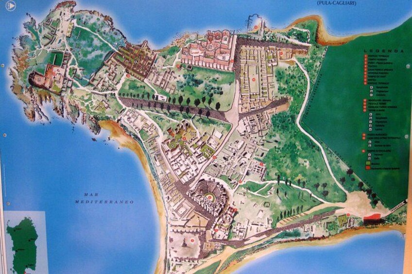 Een gedetailleerde kaart van een kuststad met historische bezienswaardigheden, een jachthaven en omliggende groen. 2