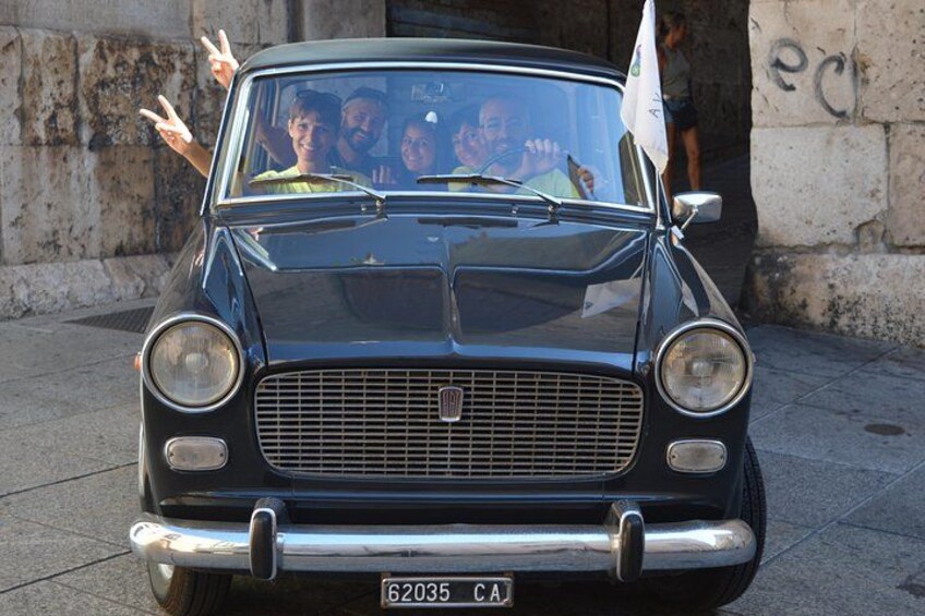Un coche clásico negro con una placa de matrícula visible, número 62035 CA. 4