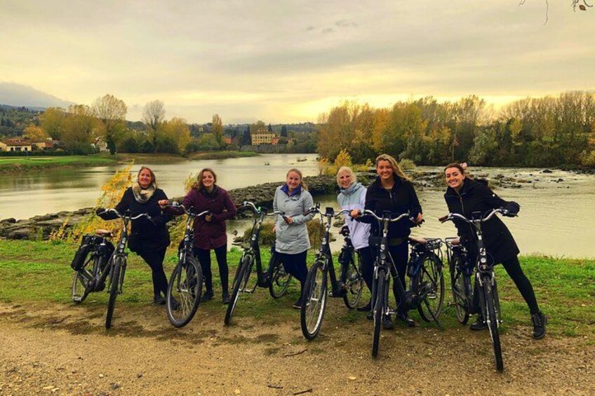 Un grupo de personas con bicicletas junto a un río. 5