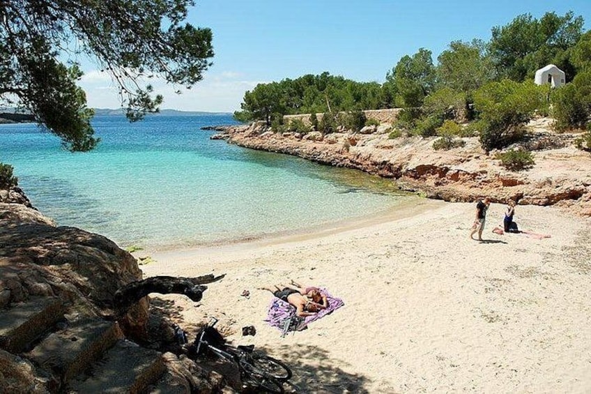 En strand med krystalklart turkis vand, sandet bredde og klippeformationer. 4