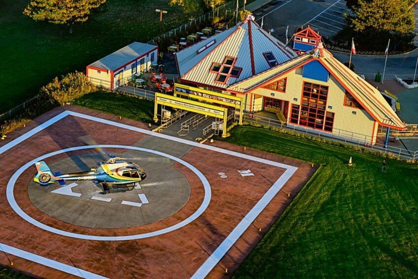 Niagara Falls Private Day Tour with Boat Ride, Helicopter & Lunch 1