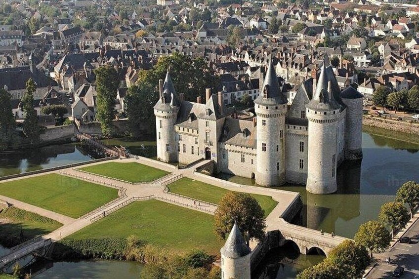 1-Hour Sightseeing Flight around Châteaux de la Loire 3