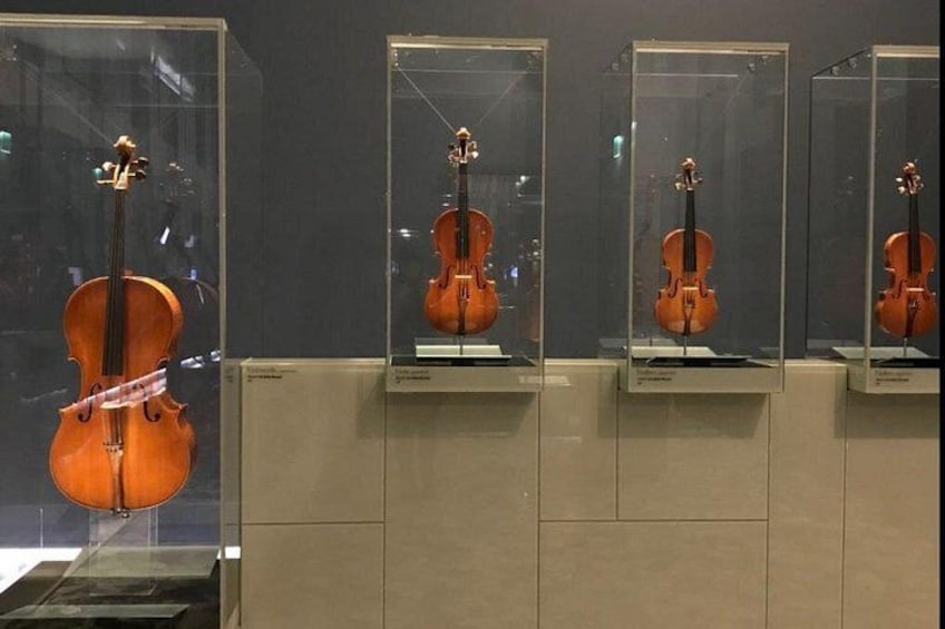 Tres violines exhibidos en vitrinas de vidrio. 2