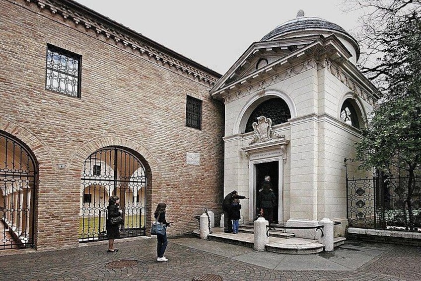 Un edificio histórico con ventanas de arco y una cúpula. 2