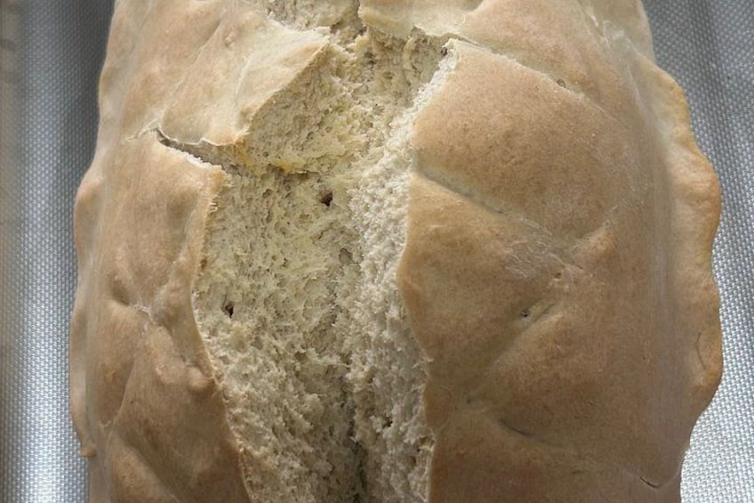 Una barra de pan con corteza crujiente y miga suave y esponjosa. 4