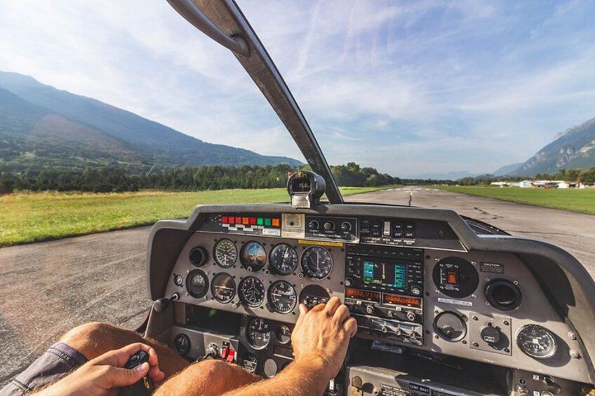 Fly above Lyon in a private plane 5