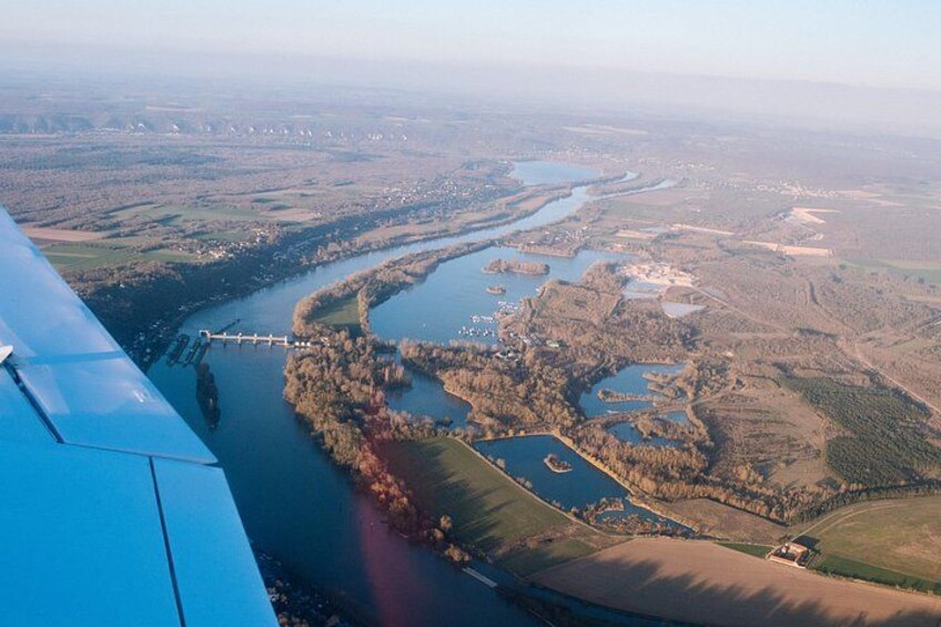 Fly around Paris with a local pilot 2