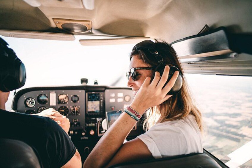 Fly around Paris with a local pilot 3