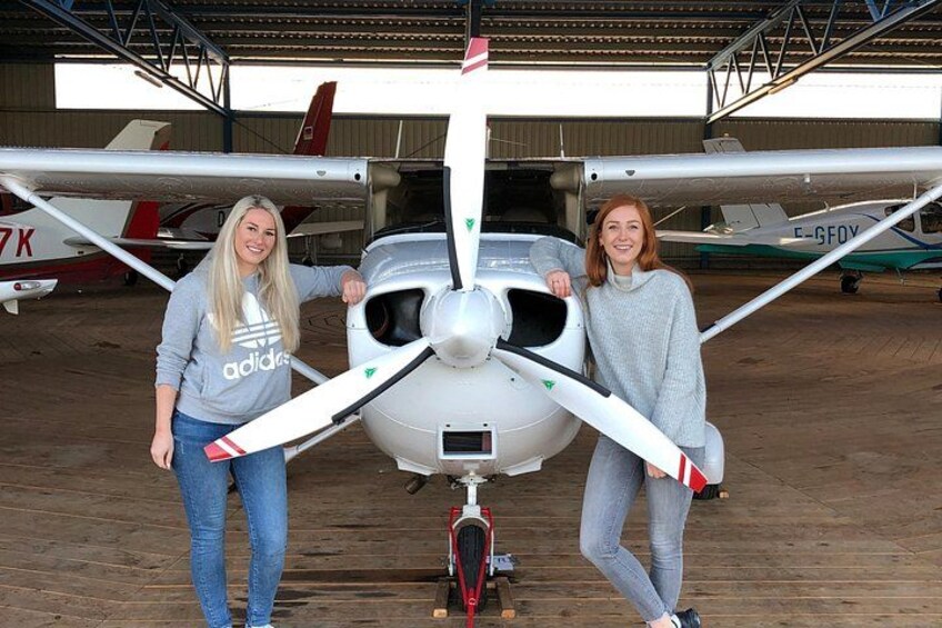 Fly around Paris with a local pilot 4