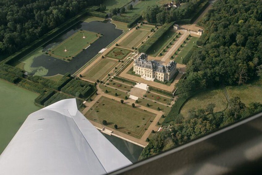 Fly around Paris with a local pilot 5