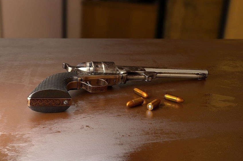 Ein Revolver mit strukturierter Griffschale und einem dekorativen Muster, liegend auf einer Holzfläche, umgeben von verstreuten Patronen. 4