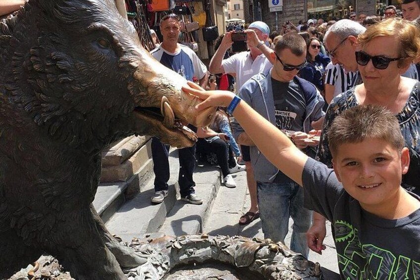 Una estatua de bronce de un oso que acepta comida de una mano humana. 4