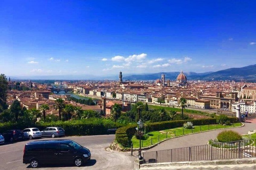 Un paisaje urbano con una cúpula destacada y un río. 3