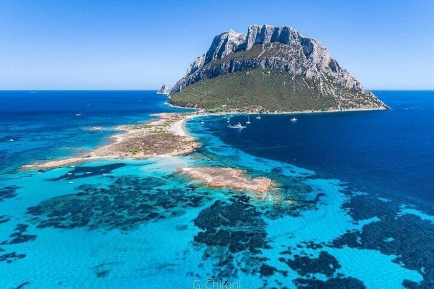 Una isla montañosa rodeada de aguas azules cristalinas. 1