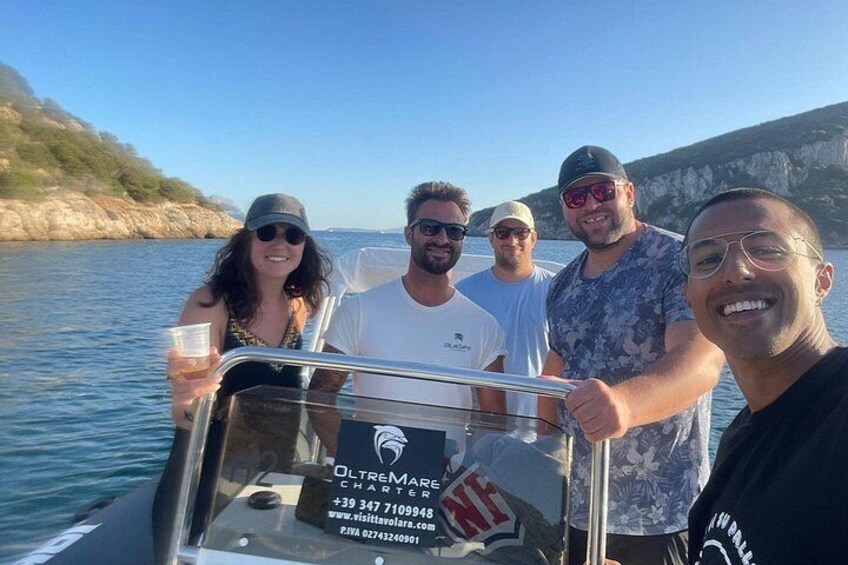 Un grupo de personas en un barco con un cartel que dice 'Ultramarine Charters'. 2