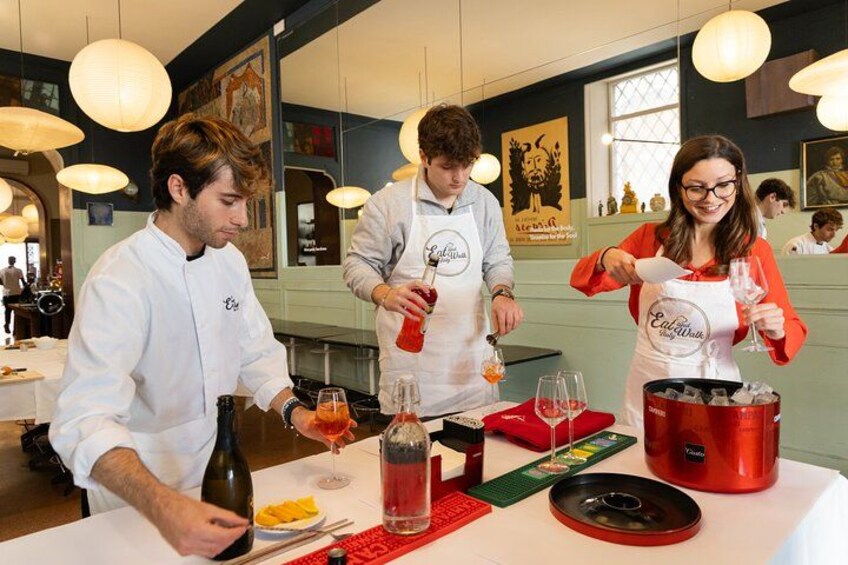 Chefs preparando bebidas en un restaurante. 5