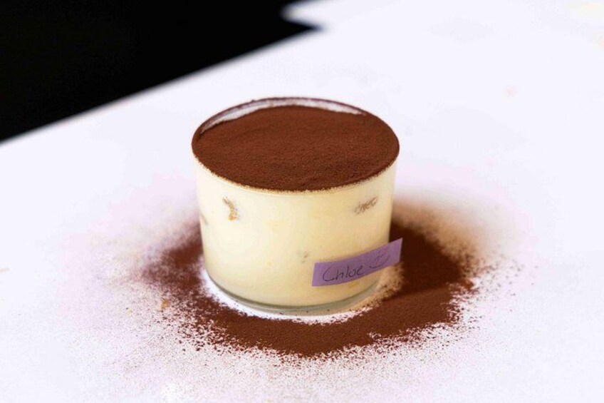 Een dessert met een etiket erop. 4