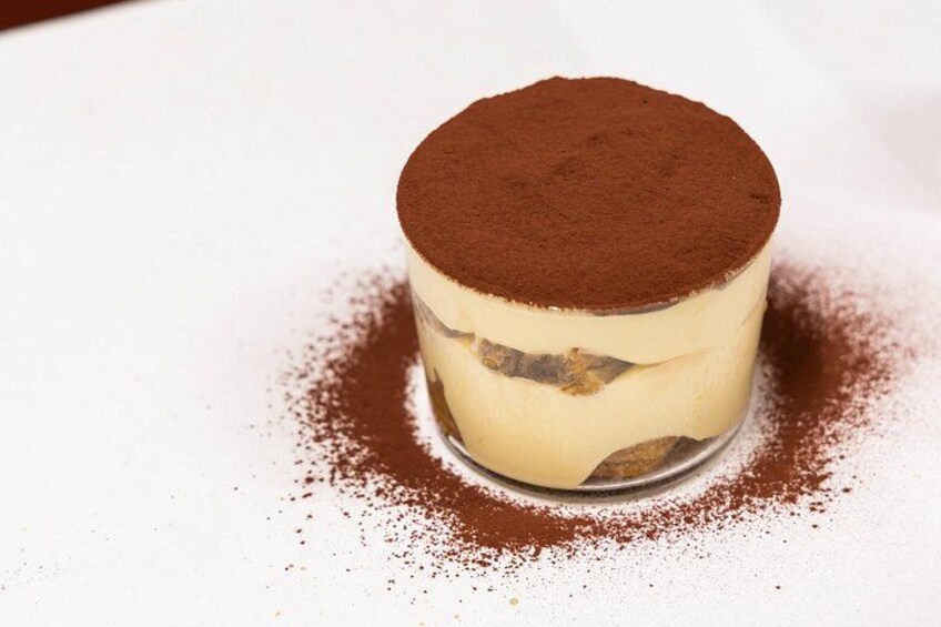 Een dessert met lagen en een laagje cacaopoeder. 2