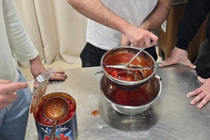 Preparing tomato sauce. 4