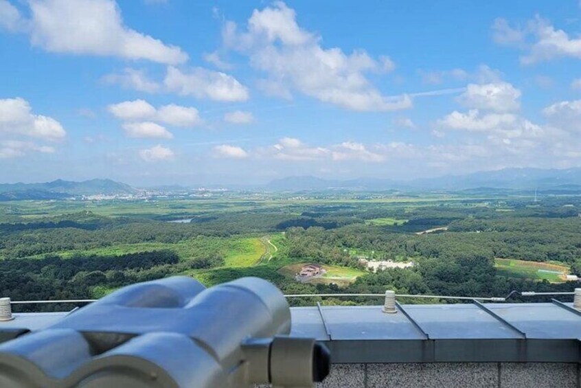 Vista panorámica de un paisaje con carretera, edificios y vegetación. 3