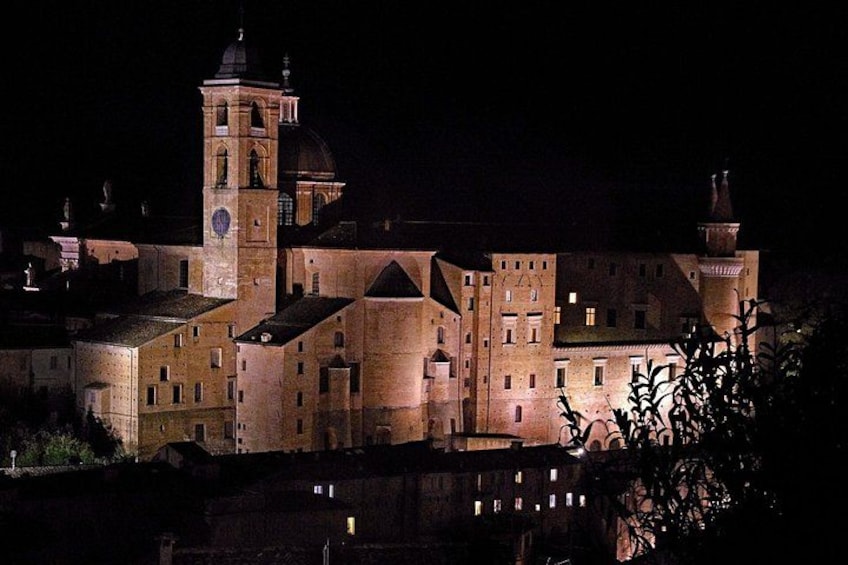 Ein historisches Gebäude mit einem markanten Turm und zahlreichen Fenstern. 1