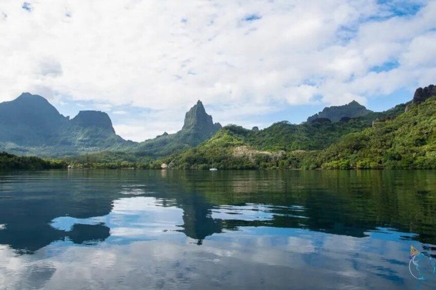Un lac paisible, avec des montagnes en arrière-plan. 4